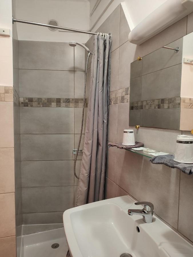 Hotel Régina Salon-de-Provence Esterno foto